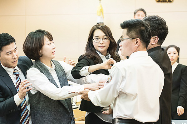 Kang Joo Eun em mais um estressante dia de trabalho como advogada