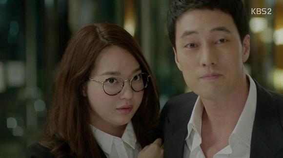 Kang Joo Eun e Kim Young Ho no início da série. Ainda vemos uma menina indefesa e sem surpresas.
