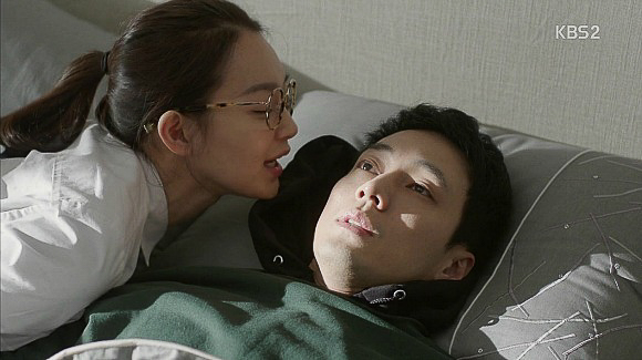 Joo Eun (Shin Min Ah) começando mais um dia com rotina de exercícios e tratamento. John Kim (So Ji Sub) passar a ser um apoio perante a determinação da protagonista