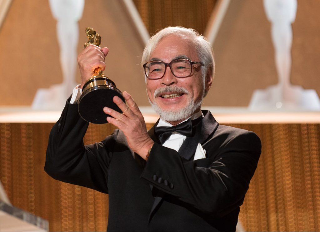 Hayao Miyazaki recebendo o Oscar Horonário em 2014
